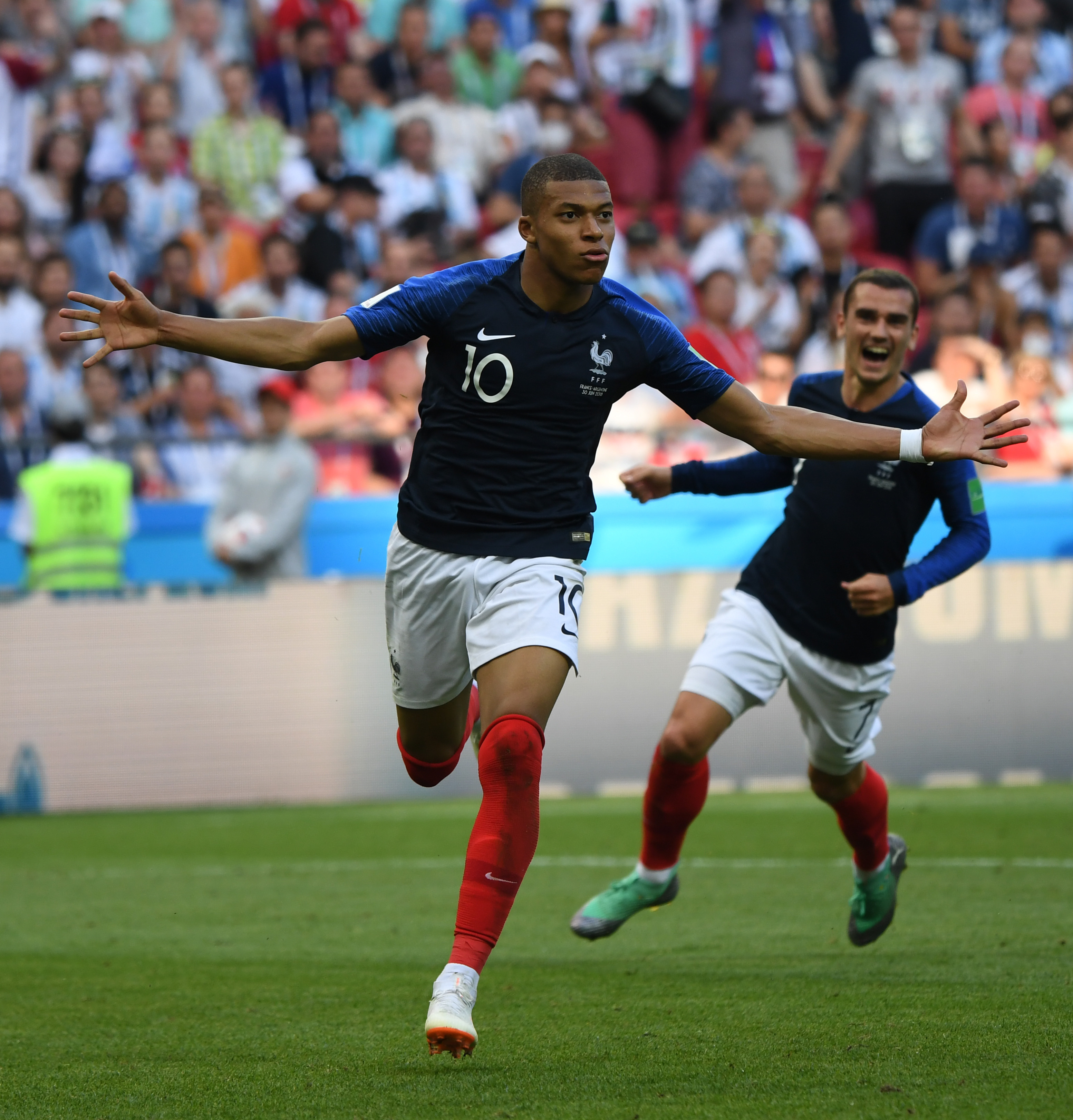 杜普兰蒂斯、特博戈两名巴黎奥运会金牌得主为摩纳哥vs巴黎开球