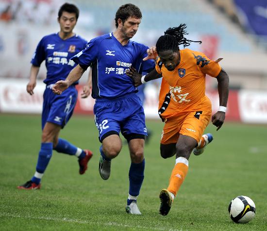 挣扎的蓝衣军团！意大利无缘直通世界杯，连续三届进入附加赛（蓝衣军团再陷困局：意大利无缘直通世界杯，连三届靠附加赛）