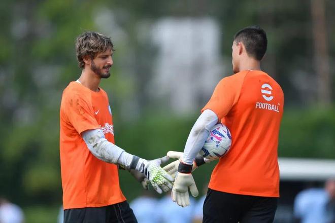 足球巴萨传奇出山担任俱乐部高层（巴萨传奇回归出任俱乐部高管）